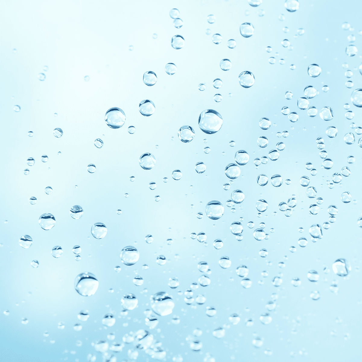 Közeli kép tiszta vízcseppekről sima, átlátszó membránon, háttérben lágy kék és zöld árnyalatokkal, fejlett víztisztítási technológiát jelképezve.